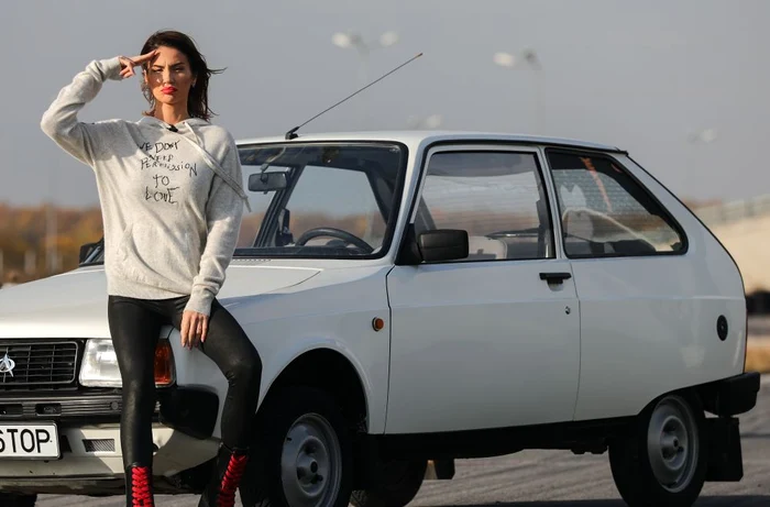 Geanina Ilieş îşi testează abilităţile de pilot de curse la volanul unui Oltcitfoto: Pro TV
