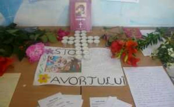 Elevii au realizat o expoziţie cu lucrări cu tematică împotriva avortului. Foto: Episcopia Sălajului