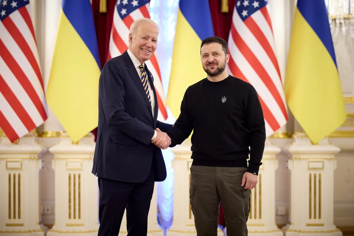 Joe Biden (stânga) dând mâna cu Volodimir Zelenski FOTO Twitter