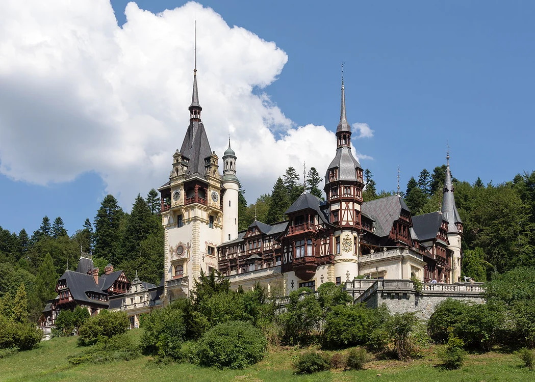 
    Castelul Peleș, inaugurat în 1883, este, de aproape 140 de ani, un simbol al monarhiei române, dar și un muzeu vizitat de sute de mii de turiști anualFoto: wikipedia.ro  