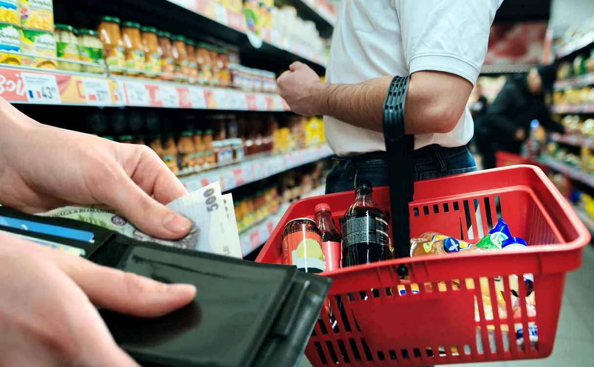 Cineva verifică dacă are suficienți bani pentru cumpărături în supermarket