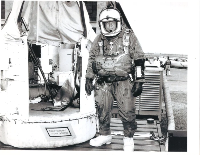 Joe Kittinger şi Excelsior III înainte de saltul din 1960 FOTO thetimes.co.uk