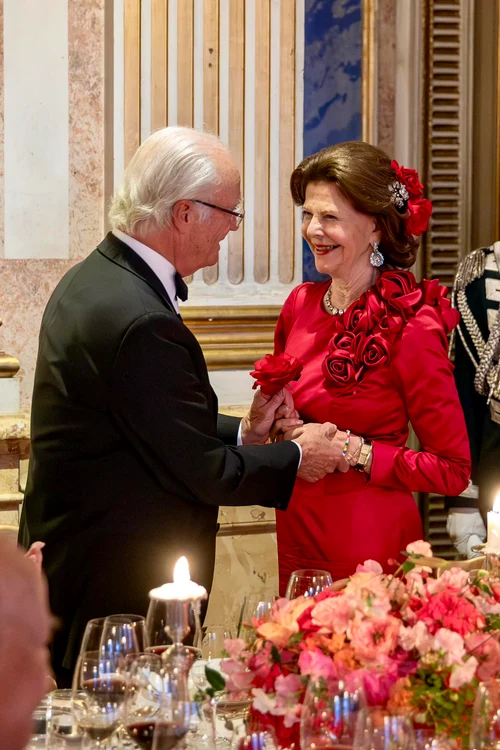 Moment de tandrețe la 48 de ani de la căsătorie și la a 80-a aniversare a Reginei Silvia.