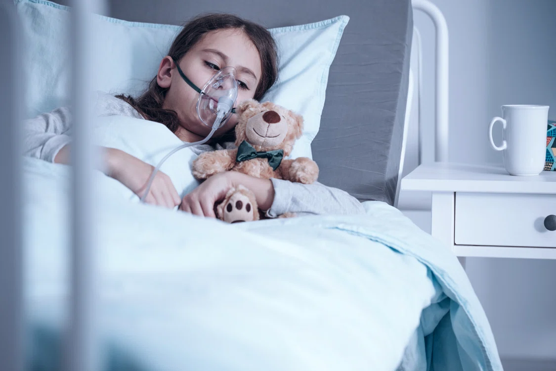 Copil pe un pat de spital. FOTO Shutterstock 