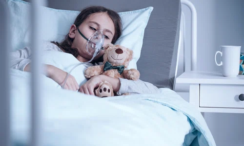 Insuficienta respiratorie - fetita cu masca de oxigen in spital - viroza - copil bolnav FOTO Shutterstock
