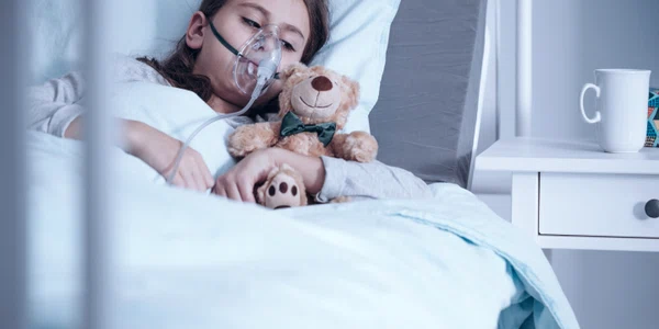 Insuficienta respiratorie - fetita cu masca de oxigen in spital - viroza - copil bolnav FOTO Shutterstock