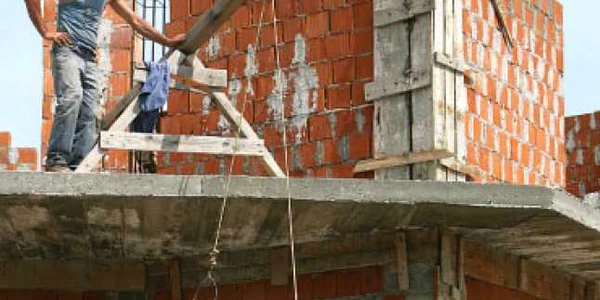 Uşoară revenire în construcţii