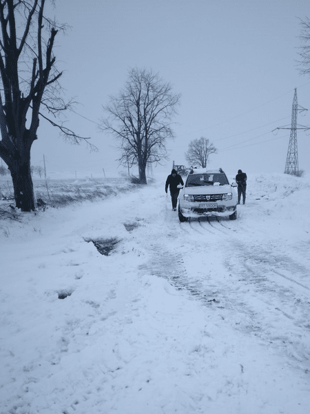 Ninsoarea și viscolul fac prăpăd în Botoșani. Drumuri închise, mașini blocate și contract de deszăpezire expirat FOTO