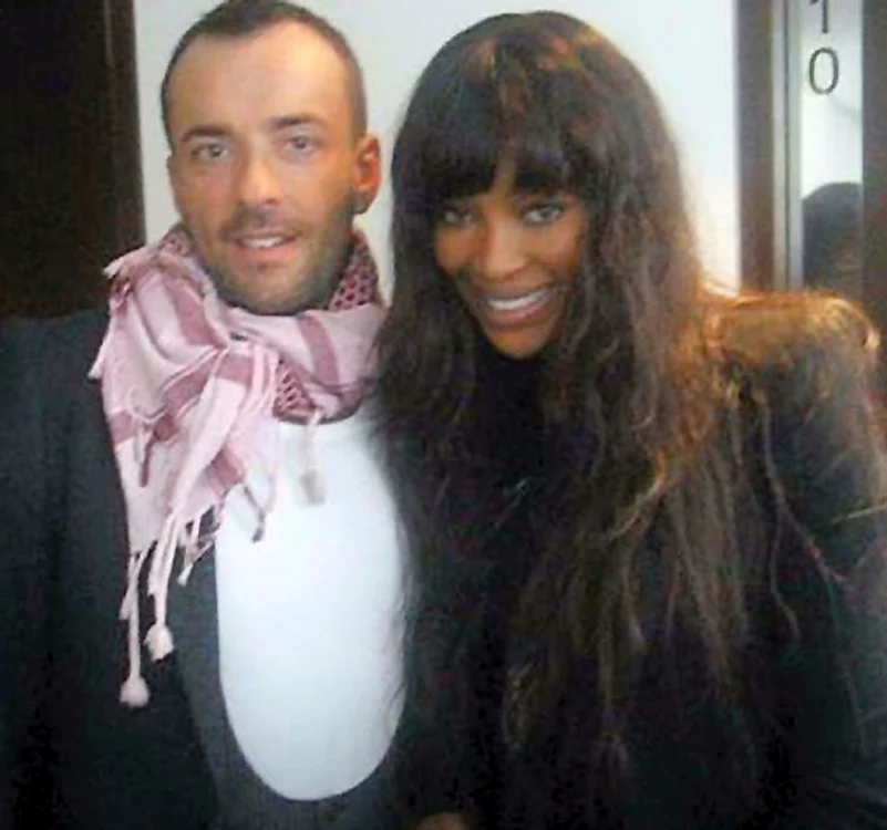 Javier Vergara, alături  de celebrul fotomodel  Naomi Campbell, una  dintre clientele lui preferate