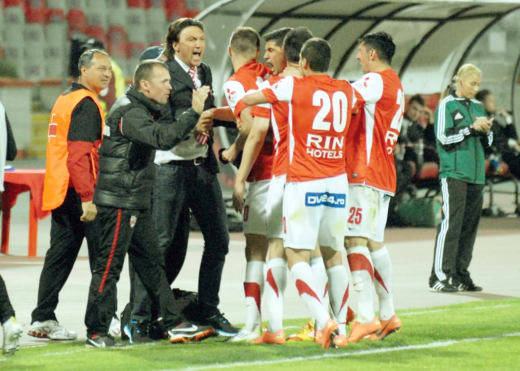 
    22 aprilie 2012. Dinamoviştii, cu  Dario Bonetti pe  bancă, învingeau cu  3-2 pe Ceahlăul şi  urcau pe primul loc  