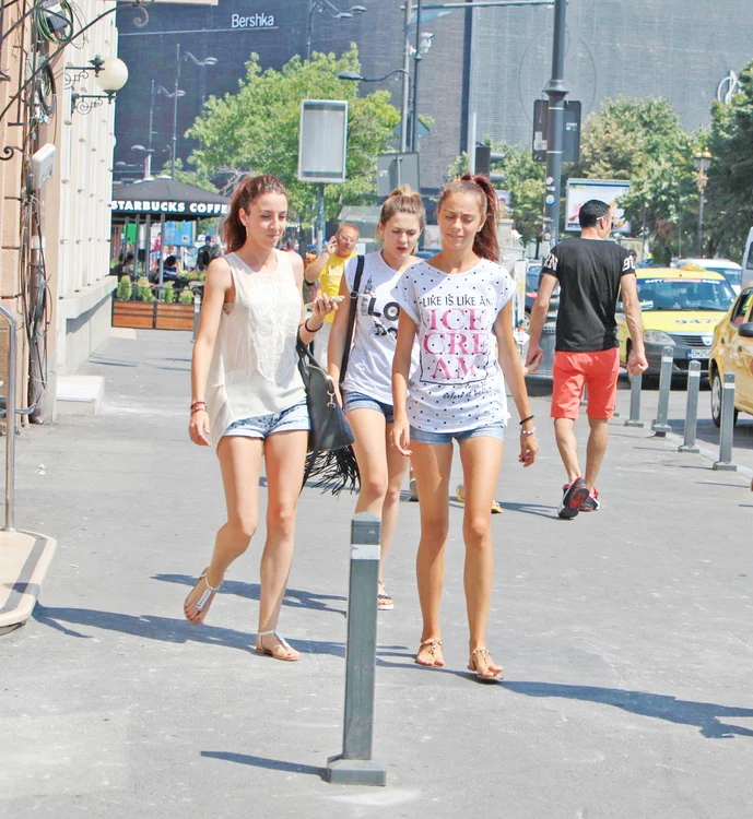 Domnișoarele s-au îmbrăcat sumar