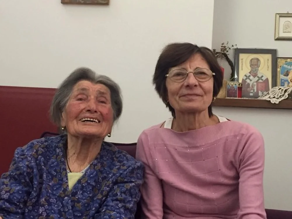 
    Toată familia s-a strâns în jurul bunicii Liviei Dilă, la aniversarea celor 100 de ani  
