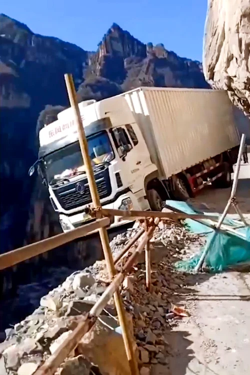 Camion accident munte prapastie China FOTO Profimedia