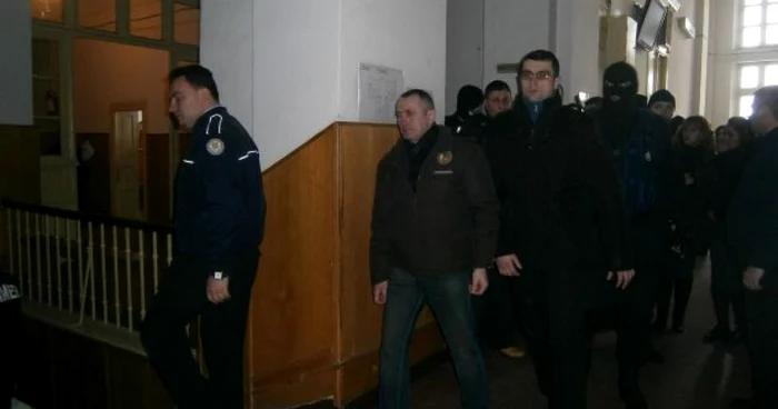 Acuzaţii, înconjuraţi de forţele de ordine