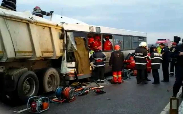 Cinci persoane au murit, iar alte 28 au fost rănite în accident. FOTO ISU Prahova