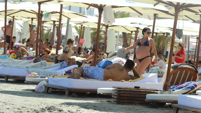 Iubita lui Nadir, la plajă, însărcinată în luna a 9a