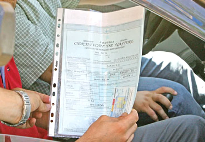 
    Guvernul Cioloş vrea să elimine birocraţia de care se lovesc oamenii zi de zi  