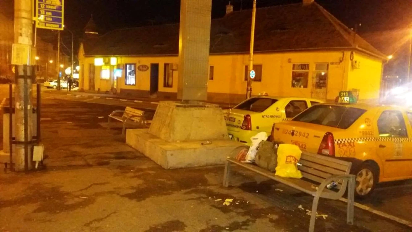 Locul unde au fost înjunghiate cele trei persoane. Pe bancă au rămas lucrurile agresorului FOTO: Ramona Găină