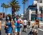 Americanii nu mai ţin cont de restricţii şi au ieşit grămadă pe Huntington Beach FOTO AFP / Apu Gomes  