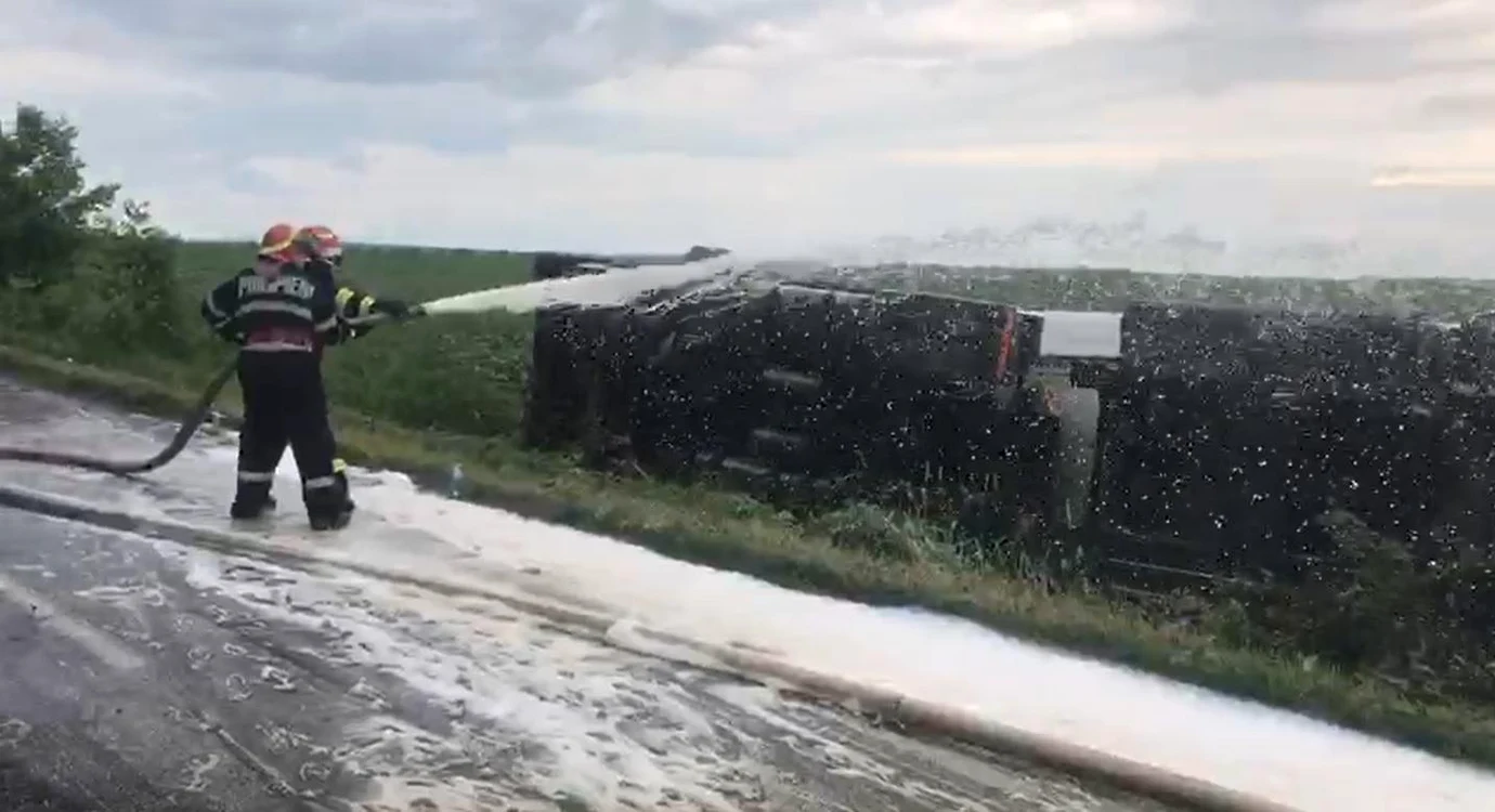 
    Cisterna a fost răcită de pompierii ajunși la fața loculuiFoto: Captură Video/ Observator  