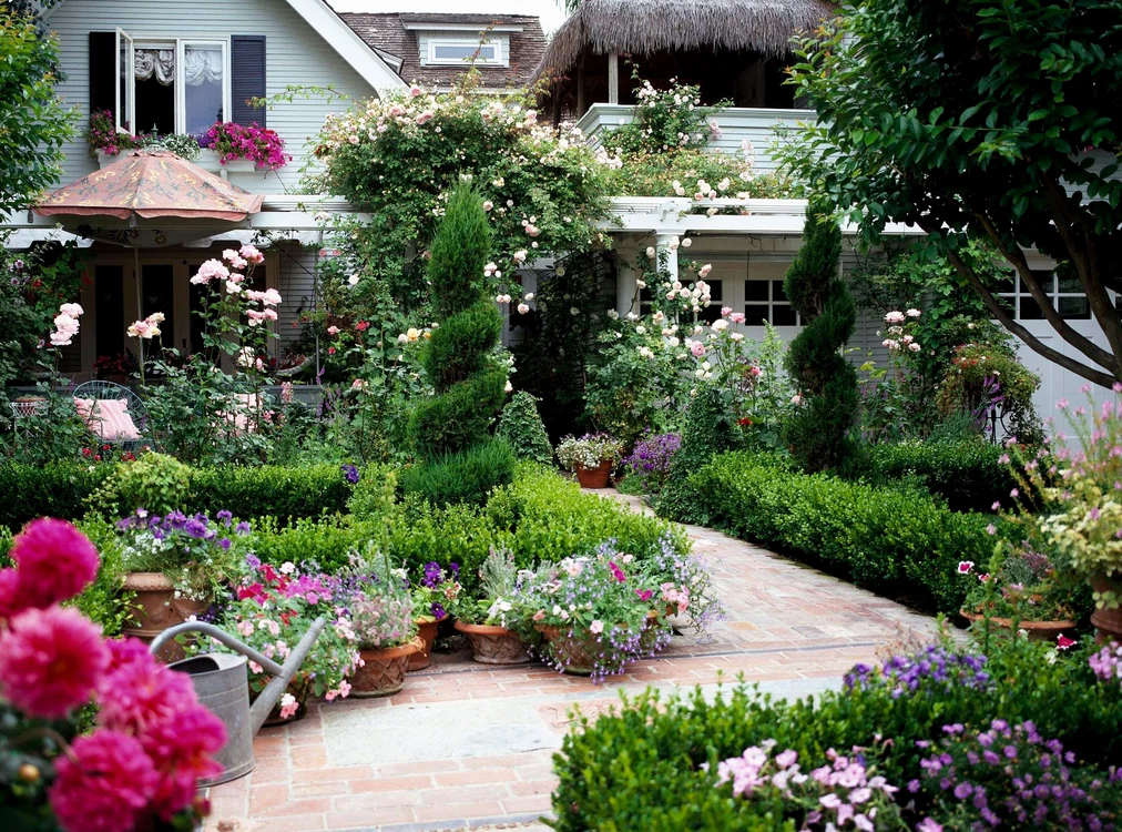 Grădină plină de flori și culoare Foto Better Homes & Gardens jpg