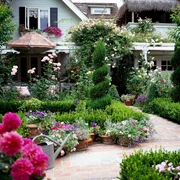 Grădină plină de flori și culoare Foto Better Homes & Gardens jpg