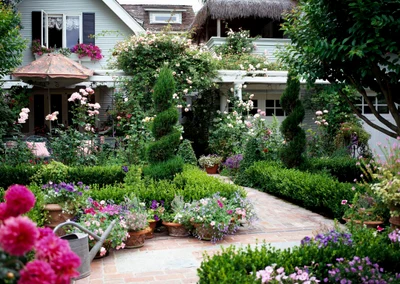 Grădină plină de flori și culoare Foto Better Homes & Gardens jpg