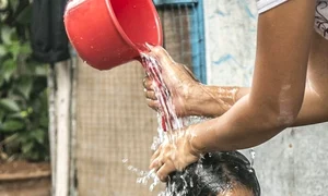 Rptv Patru copii din Ialomita in stare grava la spital  Mama lor i a spalat pe cap cu insecticid 696x465 jpg