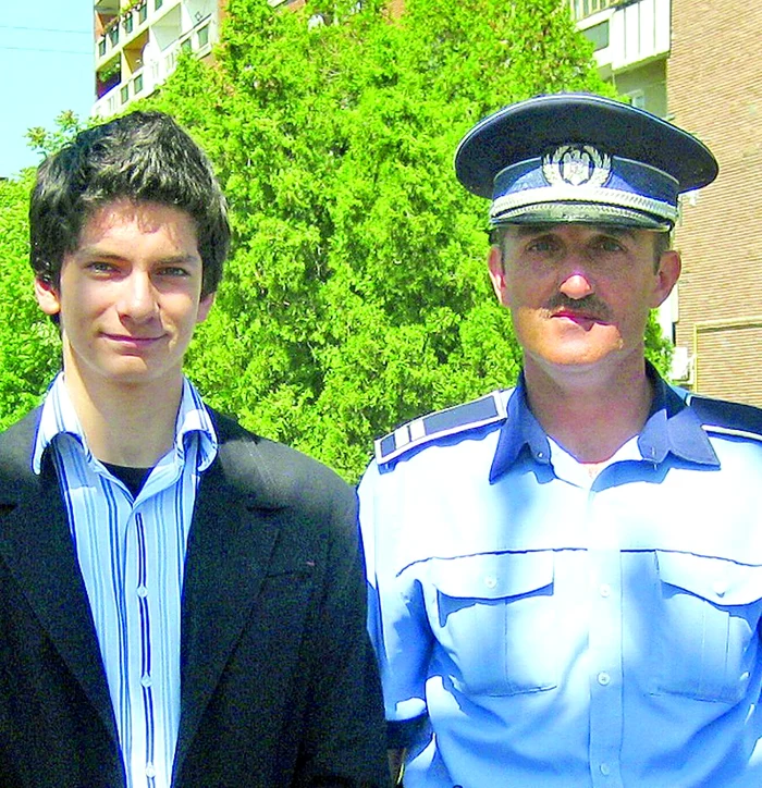 
    Tânărul vrea  să se facă poliţist  
