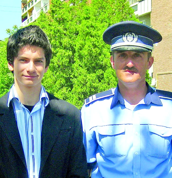 
    Tânărul vrea  să se facă poliţist  