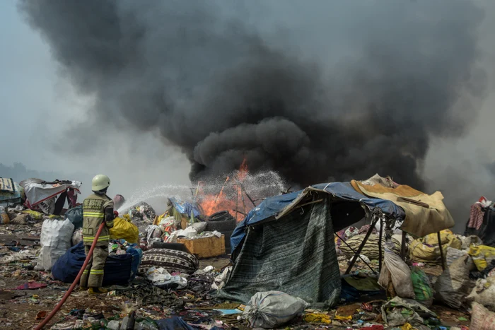 Incendiul violent de la groapa de gunoi Sarimukti, Indonezia FOTO AFP