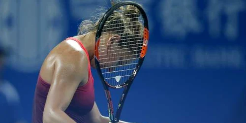 Simona Halep reacţionează în timpul partidei  împotriva sportivei spaniole Lara Arruabarrena din cauza durerilor la turneul Open Chinaîn Beijing China FOTO Guliver/GettyImages