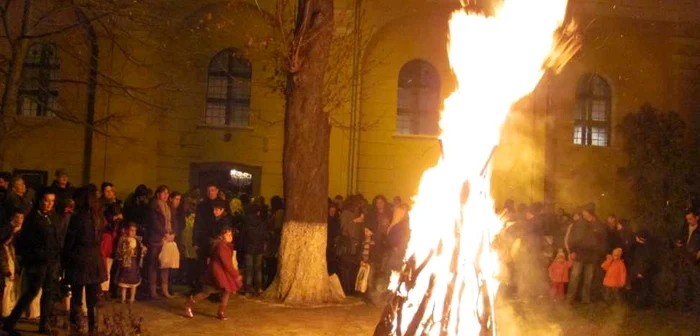 Tradiţia aprinderii "badjnakului" în curtea bisericii din cartierul Mehala FOTO: Ştefan Both