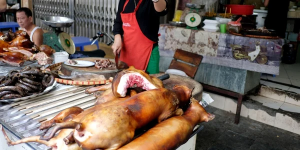 Imaginea Zilei / O femeie vinde carne de câine într-o piaţă din Hanoi Vietnam FOTO EPA – EFE / Luong Thai Linh / 18 sep 2018
