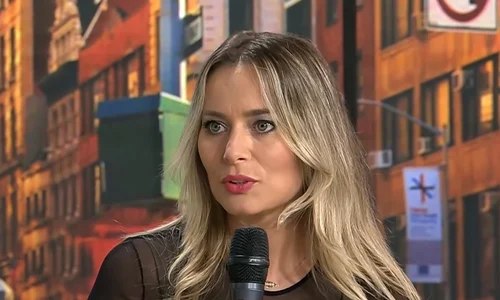 1 laura cosoi in lacrimi la tv jpg jpeg