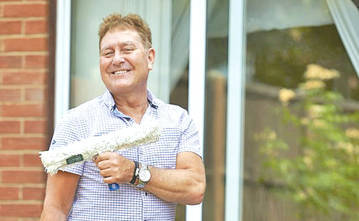 
    La 65 de ani, Terry ”Turbo” Burrows e cel mai rapid spălător din lume  