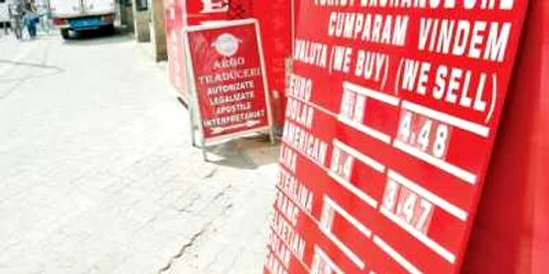Euro se vindea ieri la casele de schimb la peste 4,48 lei