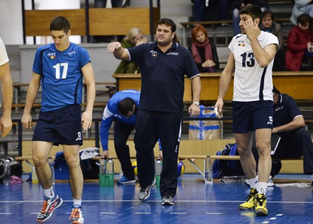 Martin Stoev, antrenorul campioanei Romaniei la volei masculin, Tomis Constanta, alaturi de elevii saifoto: Razvan Pasarica