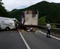 Accident pe DN7 - E81 pe Valea Oltului la Râul Vadului - Vâlcea în urma unei coliziuni între un TIR şi o dubiţă Foto Adevărul