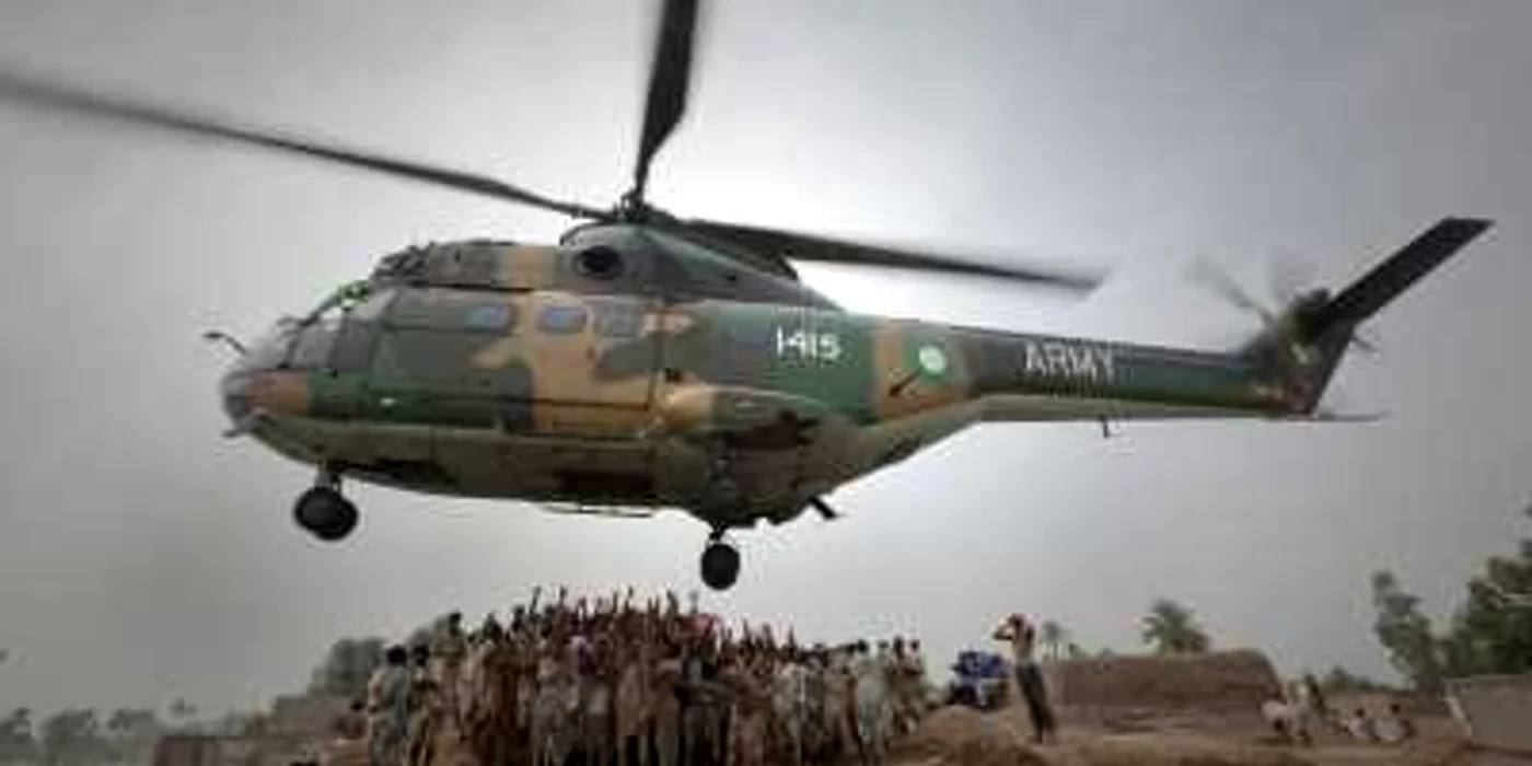 Un elicopter al armatei pakistaneze aruncă proviziii alimentare pentru sinistraţii din districtul Muzaffargarh, Punjab. Armata s-a substituit guvernării civile, incapabilă să ofere măcar serviciile de bază.