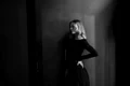 femeie in tinuta neagra jpg