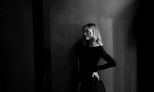 femeie in tinuta neagra jpg