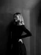 femeie in tinuta neagra jpg