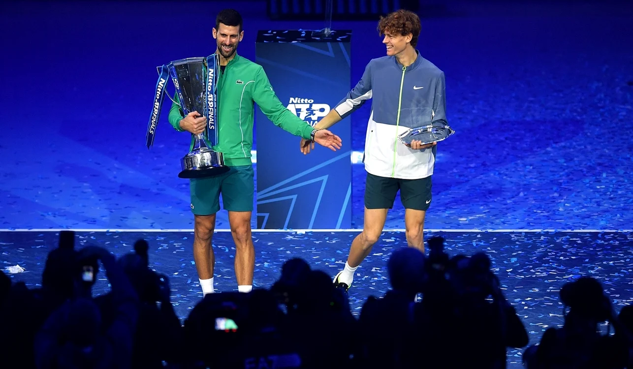 Novak Djoković (stânga) încheie anul pe primul loc ATP (FOTO: Getty Images)