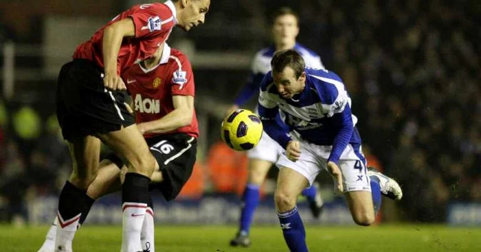 Lee Bowyer (stânga), în duel cu Rio Ferdinand s-a luptat tot meciul cu fundaşii lui United