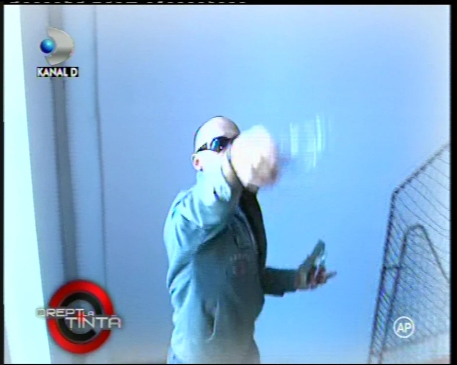
    Cristi Marin a încercat s-o exorciteze pe Mariana Moculescu FOTO: Kanal D  