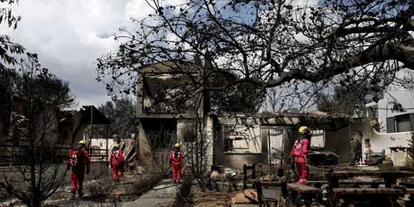 Membri ai Crucii Rosii cautand printre ruine la Mati FOTO EPA-EFE