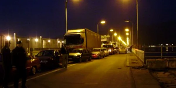 Coadă pe podul dintre cele două vămi 