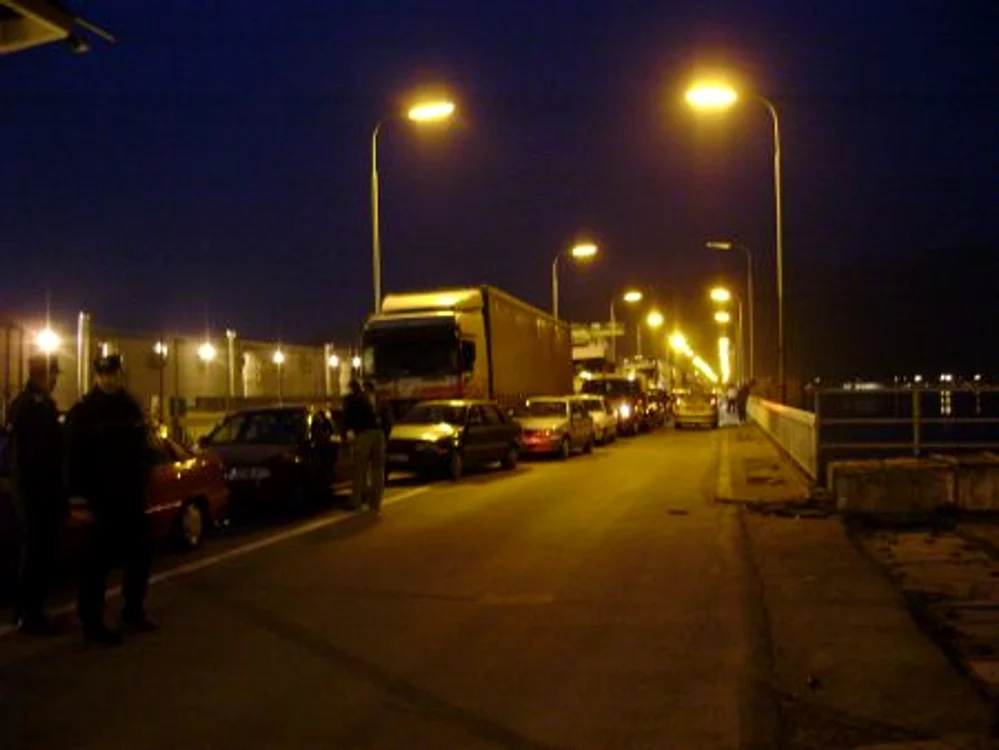 Coadă pe podul dintre cele două vămi 