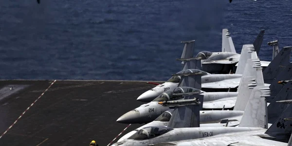 Avioane de luptă F/A-18 decolează pentru o misiune în Irak de pe portavionul americanUSS George H.W. Bush din Golful persic FOTO AP